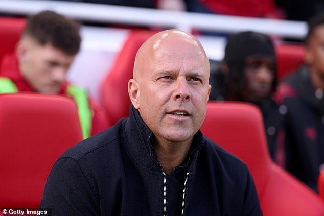 ‘No es un placer ver la Premier League’: el técnico del Liverpool, Arne Slot, apunta al Arsenal y cómo ‘casi puedes darle un puñetazo a un portero en la cara’ en medio de la obsesión por el fútbol inglés