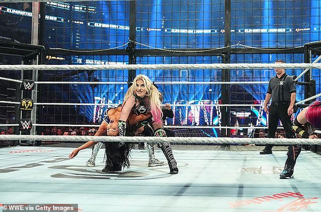 La luchadora de la WWE, Kiana James, sufre un humillante mal funcionamiento de vestuario mientras los fanáticos golpean al camarógrafo