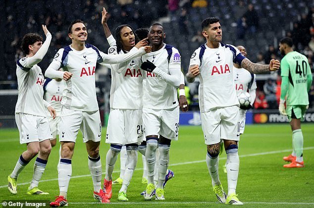 Los aficionados del Tottenham suspenden la prohibición de la Liga de Campeones tras los saludos nazis durante su partido en Alemania