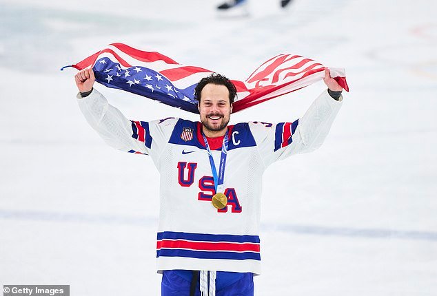 La estrella del hockey del equipo de EE. UU. fue sorprendida por los fanáticos canadienses después de que los dejó desconsolados en la final de los Juegos Olímpicos de Invierno.