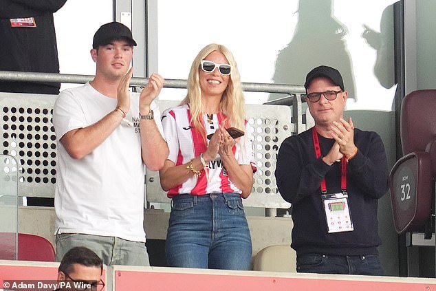 El cineasta marido de la modelo Claudia Schiffer duplica su participación en Brentford para generar una gran ganancia inesperada para el club de primera categoría de la Premier League