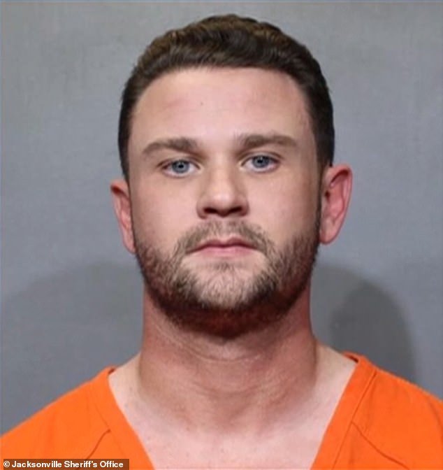 Un policía de Florida presentó un reclamo falso de horas extras por valor de $14,000 mientras estaba con su jefe, quien también es su amante, dicen los fiscales.