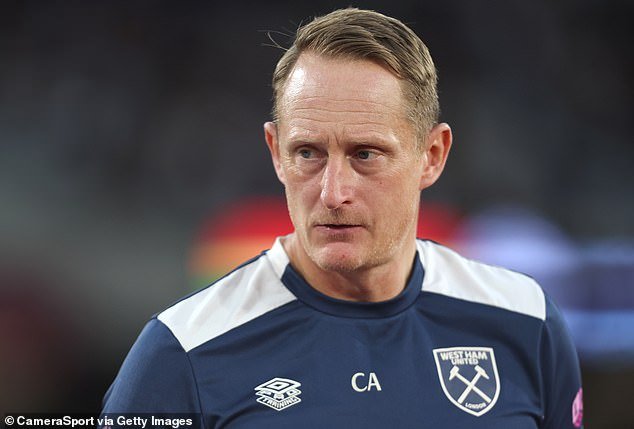 El Chelsea contrata a la ex estrella de Leeds y Brighton como entrenador de porteros para ayudar al fuera de forma Robert Sánchez hasta el final de la temporada.