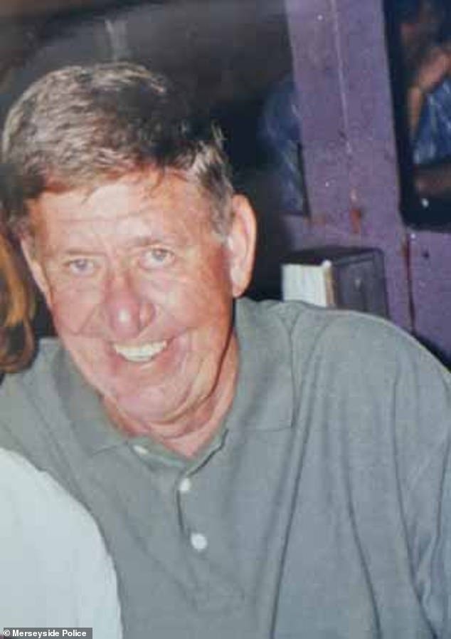 Homenajes al veterano poseedor de un abono de temporada del Liverpool FC, de 90 años, después de que murió a causa de las heridas sufridas cuando fue atropellado cuando regresaba a casa después del partido del Newcastle el 31 de enero en Anfield.