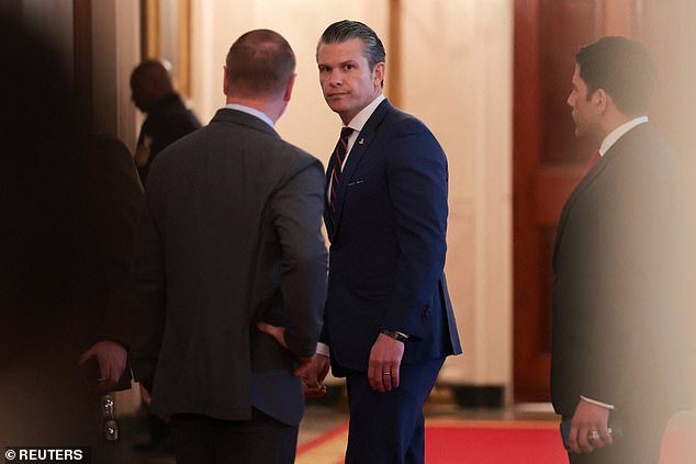 Base naval ‘cerrada’ cuando un intruso llega en BARCO