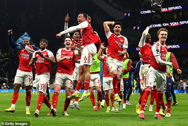 En lugar de burlarnos del “Arsenal permanente”, deberíamos celebrar un club inteligente que busca la gloria sin caer en argucias financieras. Por eso avergüenzan al Chelsea, por cómo han aumentado sus ingresos y por cómo los expertos dicen que pueden llevarlo al siguiente nivel.