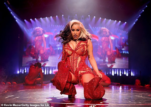 Cardi B apunta a su ex de la NFL, Stefon Diggs, con una perorata salvaje durante el concierto después de su separación del Super Bowl