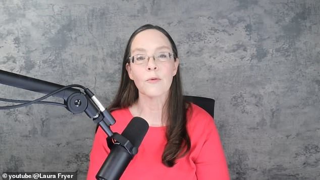 La única mujer ejecutiva de Xbox dice que fue despedida después de negarse a ponerse una bata de baño que le dio un colega en su habitación de hotel durante una conferencia de trabajo.