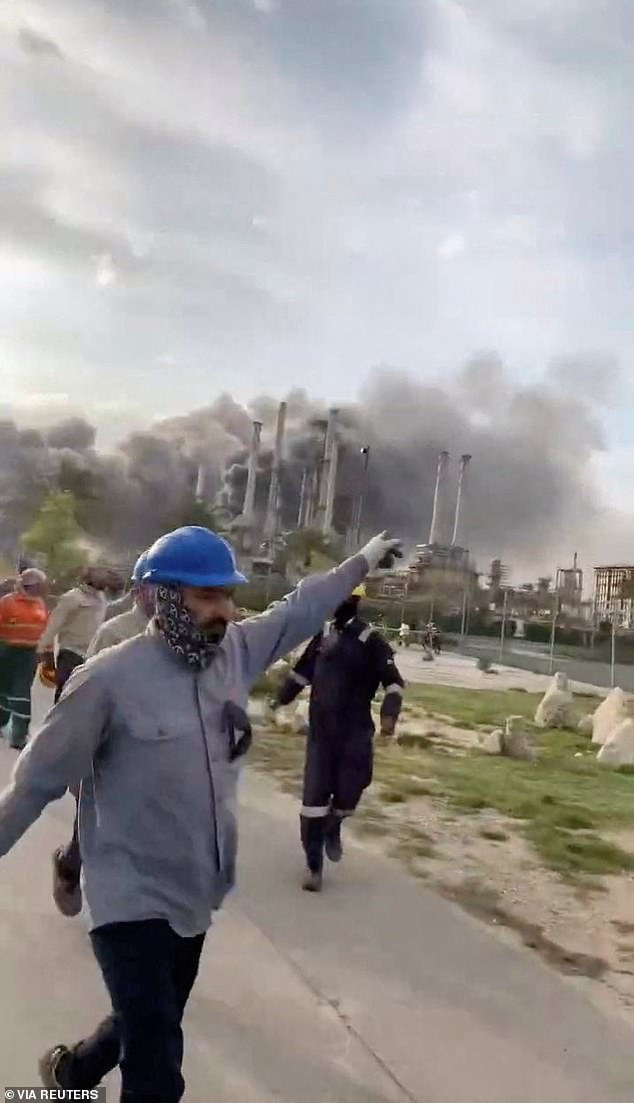 Irán cierra los grifos: los precios del gas y el petróleo se disparan mientras los ataques con aviones no tripulados paralizan la producción de Qatar y la refinería de petróleo más grande de Arabia Saudita