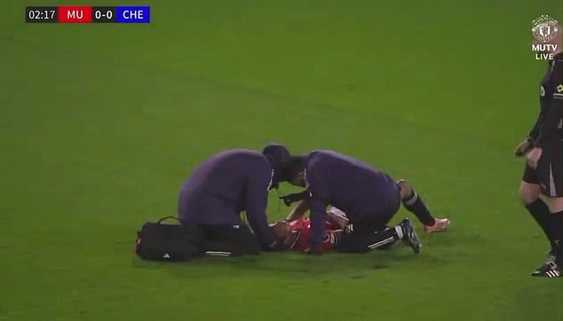 La estrella del Man United sufre una lesión preocupante después de ser golpeado por el balón apenas SEGUNDOS después del partido Sub-21 mientras Michael Carrick observa.