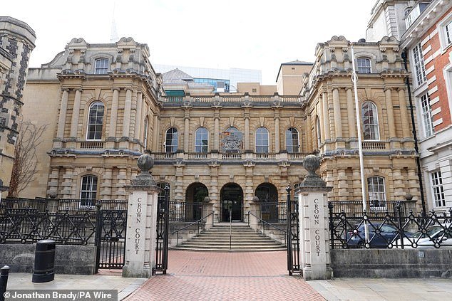 Un hombre de 54 años está acusado de violación y una serie de delitos sexuales contra distintas mujeres “que conoció en sitios de citas”.