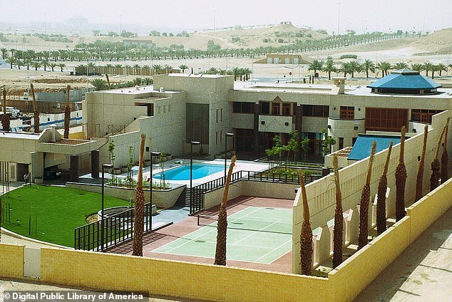 Drones iraníes atacan la embajada de Estados Unidos en Arabia Saudita mientras se ven columnas de humo sobre Riad