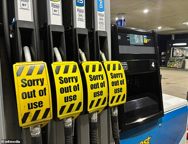 Las colas se hacen más largas en las gasolineras de Londres por temor a un aumento de precios relacionado con la guerra en Oriente Medio: informes sobre gasolineras vacías