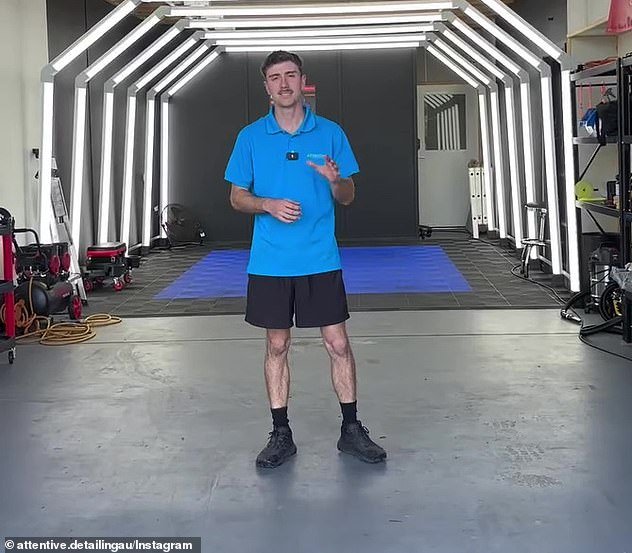 Aaron tiene solo 20 años, pero dice que gana 350.000 dólares al año después de convertir el negocio de su escuela secundaria en un negocio de tiempo completo.