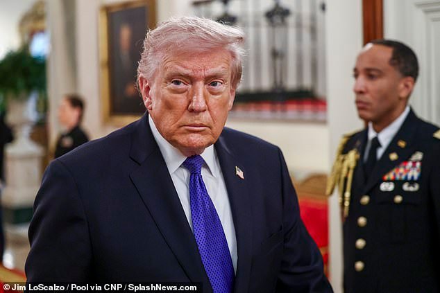 Trump afirma que Gran Bretaña está siendo influenciada por “extranjeros que te odian” en una nueva crisis de relaciones privilegiadas, en medio de advertencias de que podría desafiar al primer ministro a utilizar bases británicas para ataques contra Irán.