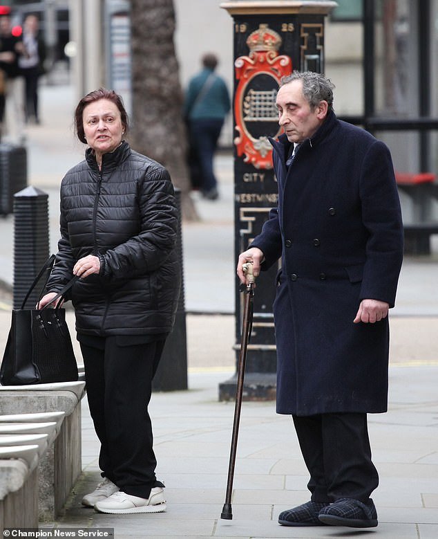 Un coleccionista de monedas jubilado y su hermana se quedaron sin hogar después de una desastrosa batalla por una herencia de £600.000 con un gemelo