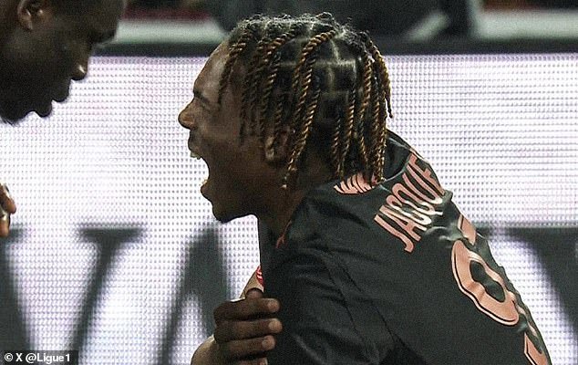 El nuevo central del Liverpool, Jeremy Jacquet, valorado en £60 millones, se someterá a una cirugía de hombro esta semana a medida que se revela el calendario de recuperación en Rennes.