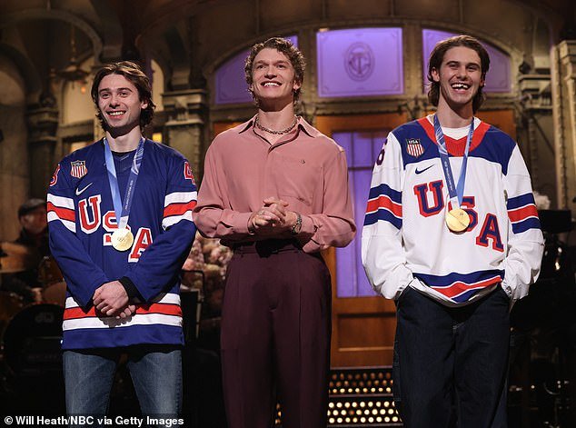 Revelado: La reacción de sorpresa que la multitud de SNL le dio a las estrellas del hockey masculino del equipo de EE. UU. después de ESTA llamada telefónica de Trump… pero nunca se emitió