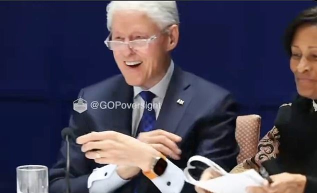 Momento incómodo: Bill Clinton es interrogado por una foto del spa Epstein… mientras el expresidente SONRÍE por viejas fotos con un pedófilo