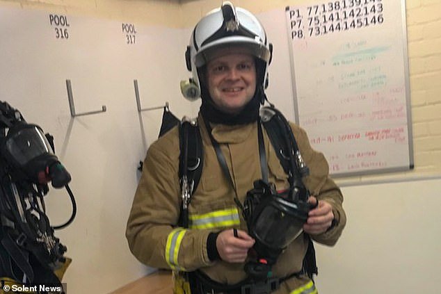 El jefe de bomberos gana £4,000 después de ser despedido “injustamente” por arrojar el teléfono de un YouTuber discapacitado por encima de un seto