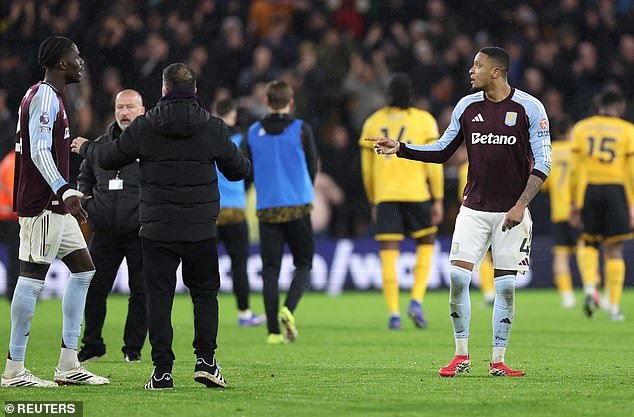 Aston Villa advierte a Ezri Konsa que mantenga su ira bajo control después del choque con los fanáticos tras la sorprendente derrota ante los Wolves