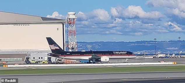 Los residentes de la ciudad más Wokeest de Estados Unidos están enojados después de ver el avión privado Trump Force One de Donald Trump en su aeropuerto.