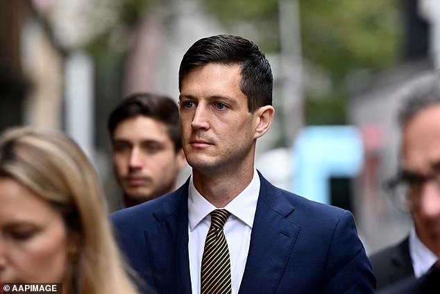 El político Rory Amon admite haber tenido relaciones sexuales con un niño de 13 años en un “baño sucio y escondido en un estacionamiento”, mientras enfrenta cargos de violación y el jurado escucha su explicación.