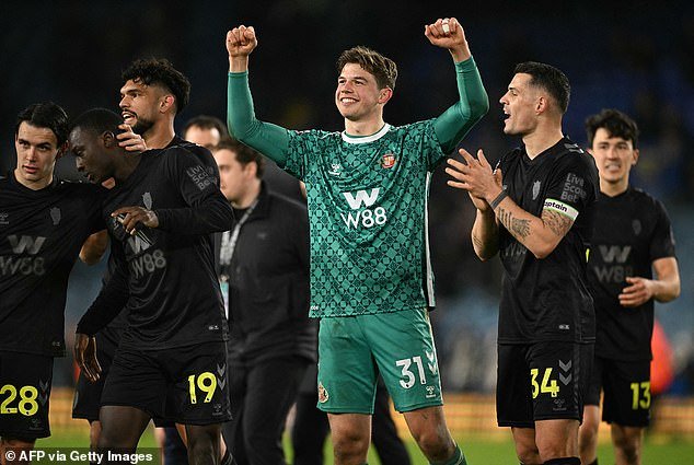 Leeds United 0-1 Sunderland: el portero de los Black Cats, Melker Ellborg, tiene un debut para saborear mientras los visitantes aseguran una victoria basada en la agresión y una retaguardia tenaz para alcanzar la marca de los 40 puntos.