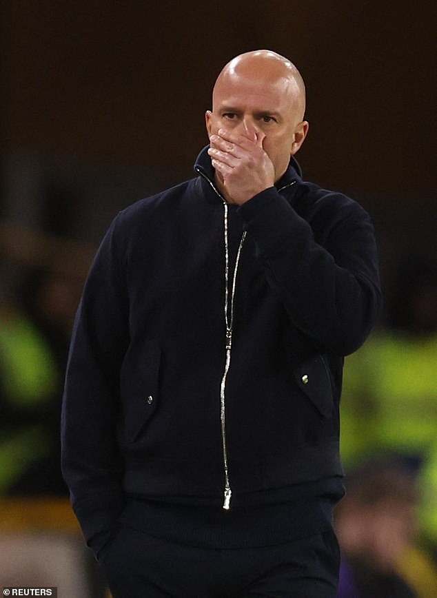 Arne Slot lamenta “otro revés” después de que el Liverpool perdiera terreno en la carrera por la Liga de Campeones al perder ante los Wolves, mientras el capitán Virgil van Dijk critica una actuación “descuidada” y “predecible”.