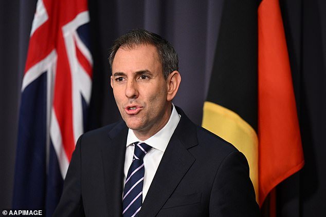 Jim Chalmers descarta un recorte del impuesto especial sobre el combustible, por temor a que el conflicto en Oriente Medio pueda elevar los precios de la gasolina a 3 dólares el litro en Australia.