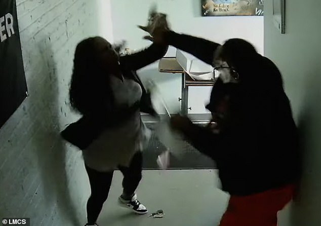 El fundador de Illinois Black Lives Matter fue sorprendido peleando con un trabajador que lo acusó de malversación de dinero