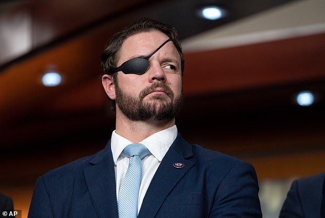 El héroe de guerra rechazado por Trump, Dan Crenshaw, es derrocado con el sabor amargo de la venganza MAGA