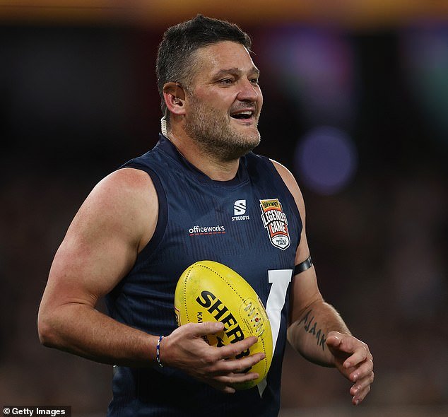 Mire el momento en que la leyenda del fútbol Brendan Fevola cae al suelo mientras padecía un estado de salud MUY doloroso en la radio en vivo.