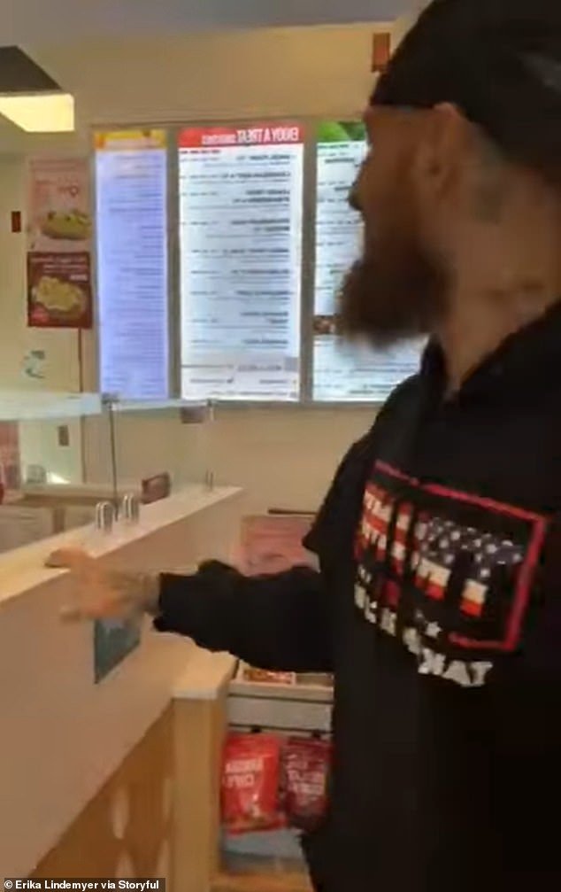 Trabajadores de una tienda de batidos de Michigan despedidos después de negarse a atender a un hombre que llevaba sudadera con capucha de Trump