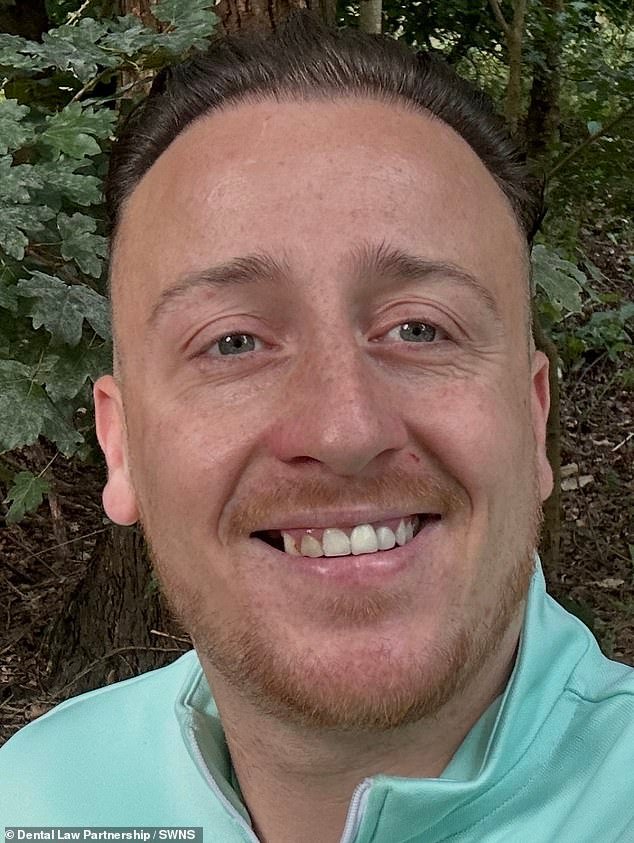 Papá, que se vio obligado a volver a pegar sus propios dientes después de un tratamiento fallido con carillas, gana un pago de £ 25 000