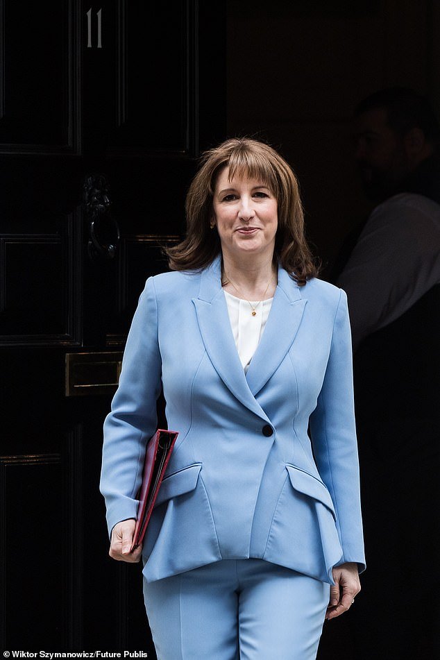 La guerra en Medio Oriente podría obligar a Rachel Reeves a aumentar los impuestos OTRA VEZ, incluso cuando la carga de las advertencias YA golpea la economía, como advierte un nuevo informe sobre su impacto en la inflación y el PIB.