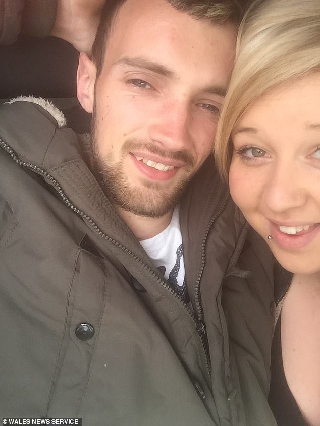 Conductor chocó contra un poste de luz y mató a su novia en un accidente a 145 km/h después de una ‘carrera improvisada’ con otro auto