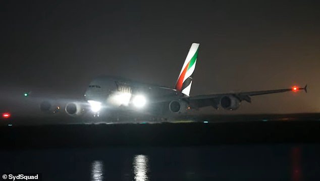 El primer vuelo procedente de Oriente Medio que transportaba a australianos desde el inicio del conflicto con Irán aterrizó en Sydney mientras sus seres queridos respiraban aliviados, pero decenas de miles más seguían varados.