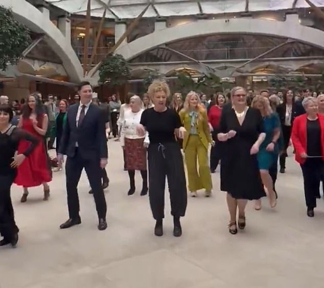 Cha cha cha-ing mientras el Medio Oriente arde… ¡pero al menos obtienen un aumento salarial! Furia mientras los parlamentarios BAILAN en el Parlamento mientras la crisis de Irán deja a Gran Bretaña al borde de la Tercera Guerra Mundial