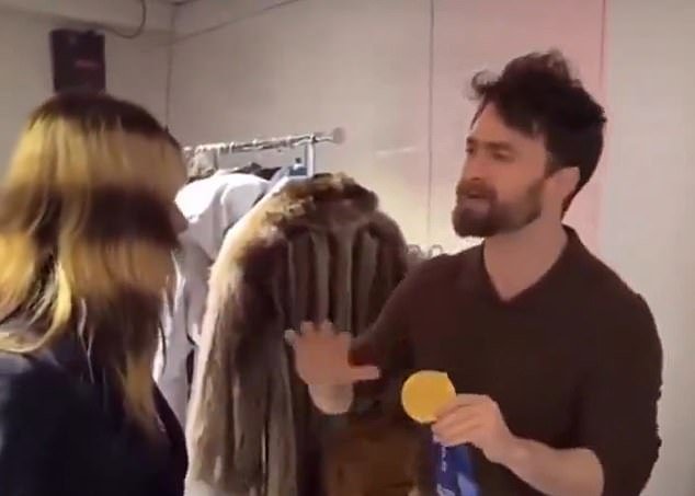 Momento en que Daniel Radcliffe se niega a usar la medalla de oro olímpica de Alysa Liu en un encuentro viral con la sensación del patinaje artístico