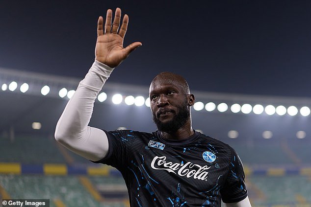 Romelu Lukaku, entre lágrimas, afirma que “murió antes de unirse al Napoli”, mientras concede una emotiva entrevista después de marcar el primer gol desde la muerte de su padre.