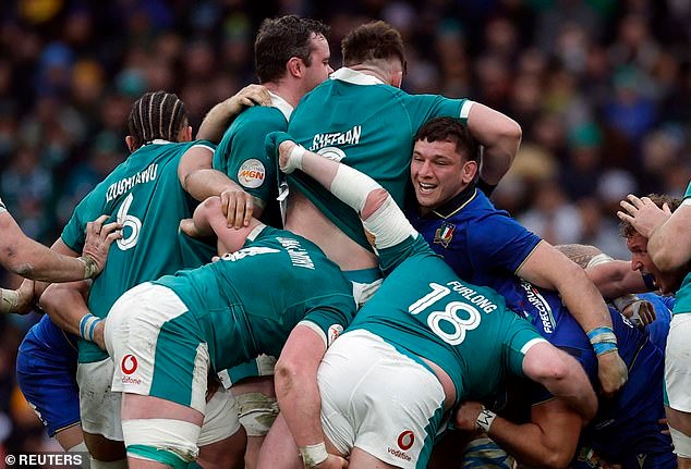 ‘Levantaron a Tadhg Furlong a un metro del suelo… envía una declaración’: el plan quinquenal (y la fiesta de la pizza) detrás del pulverizador scrum de Italia que ahora tiene a Inglaterra en el punto de mira