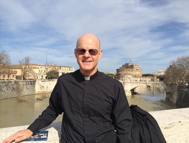 Sexo extramatrimonial con brujas, linajes malditos y políticos poseídos: el exorcista en jefe de DC revela el potente hedor del mal entre la élite estadounidense