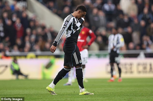 Gran controversia cuando la estrella del Newcastle fue expulsada contra el Man United después de recibir la segunda tarjeta amarilla por BUCEO durante la caótica primera mitad.