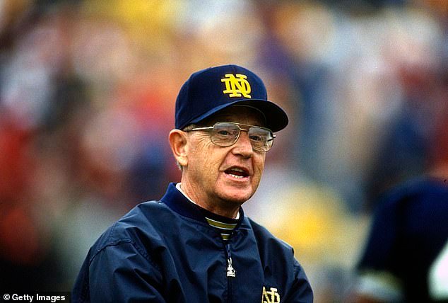 El querido entrenador de fútbol universitario Lou Holtz muere a los 89 años