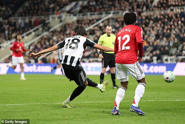 Newcastle 2-1 Man United: Toon ignora la injusticia obvia para registrar una merecida victoria contra el miserable equipo de Michael Carrick en un partido que demostró cuán maravillosamente impredecible sigue siendo el fútbol: IAN LADYMAN