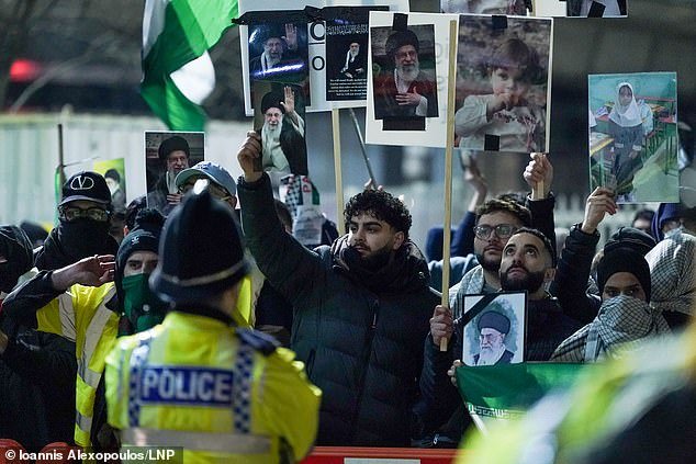 Los manifestantes se enfrentan a los dolientes durante una vigilia con velas en memoria del Ayatollah Ali Khamenei en Manchester.
