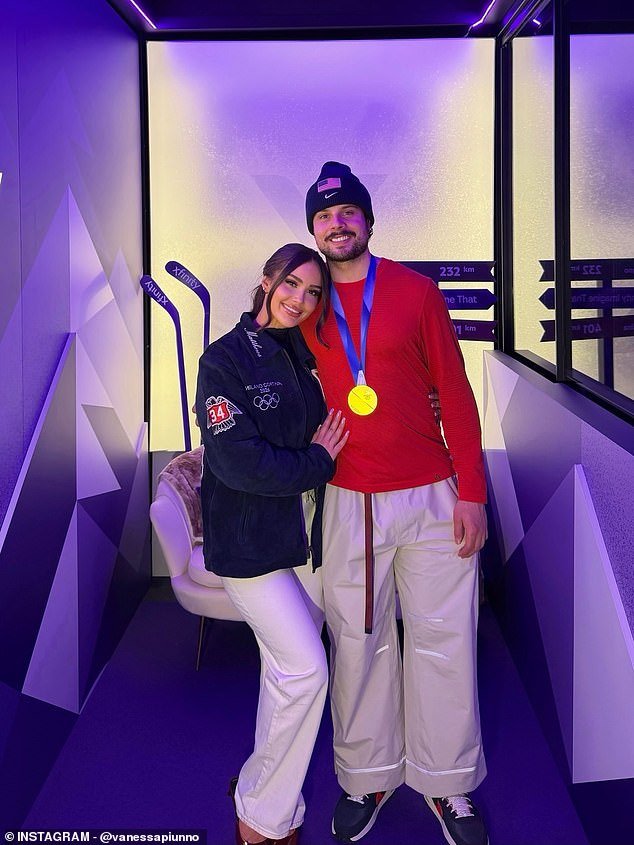 La estrella del hockey de los Juegos Olímpicos de Invierno de EE. UU. hace pública su nueva novia semanas después de ganar el oro
