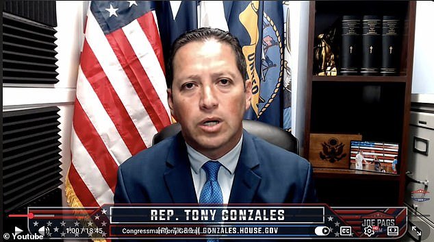 La diputada casada finalmente admite haber tenido una aventura con su asistente, quien luego se prendió fuego en un impactante escándalo revelado por primera vez por el Daily Mail.