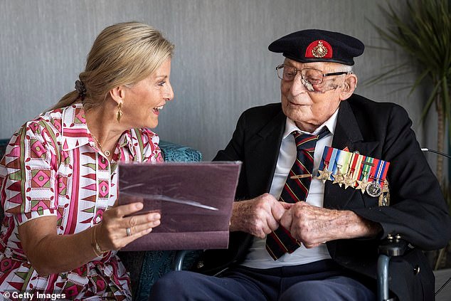 Un homenaje apropiado a un héroe nacional: cientos de dolientes rinden homenaje a uno de los últimos veteranos de la Marina Real de la Segunda Guerra Mundial después de su muerte a los 105 años.
